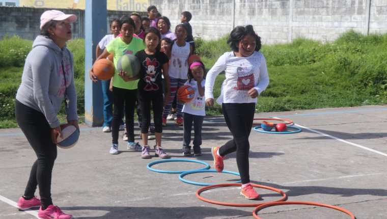 Niños y niñas participan en curso en la Escuela Justa González de San Pedro Sacatepéquez, San Marcos. (Foto Prensa Libre: Whitmer Barrera).