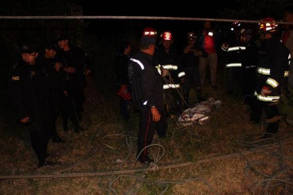 Bomberos Municipales de Chichicastenango, rescatan el cadáver de Pixcar Ixtuc del barranco. (Foto Prensa Libre: Oscar Figueroa)