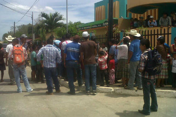 Curiosos observan el cadáver del concejal primero, Héctor Pop Andrés, quien fue baleado frente a la comuna de San Francisco, Petén. (Foto Prensa Libre: Rigoberto Escobar)