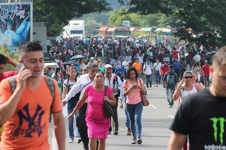 Por los bloqueos las personas tuvieron que caminar varios kilómetros para llegar a sus destinos. (Foto Prensa Libre: Corresponsales)
