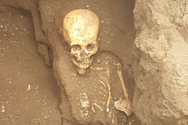 Una de las osamentas encontradas en el lugar donde se contruirá el templo de Santa Catarina Bobadilla, Antigua Guatemala. (Foto Prensa Libre: Renato Melgar)