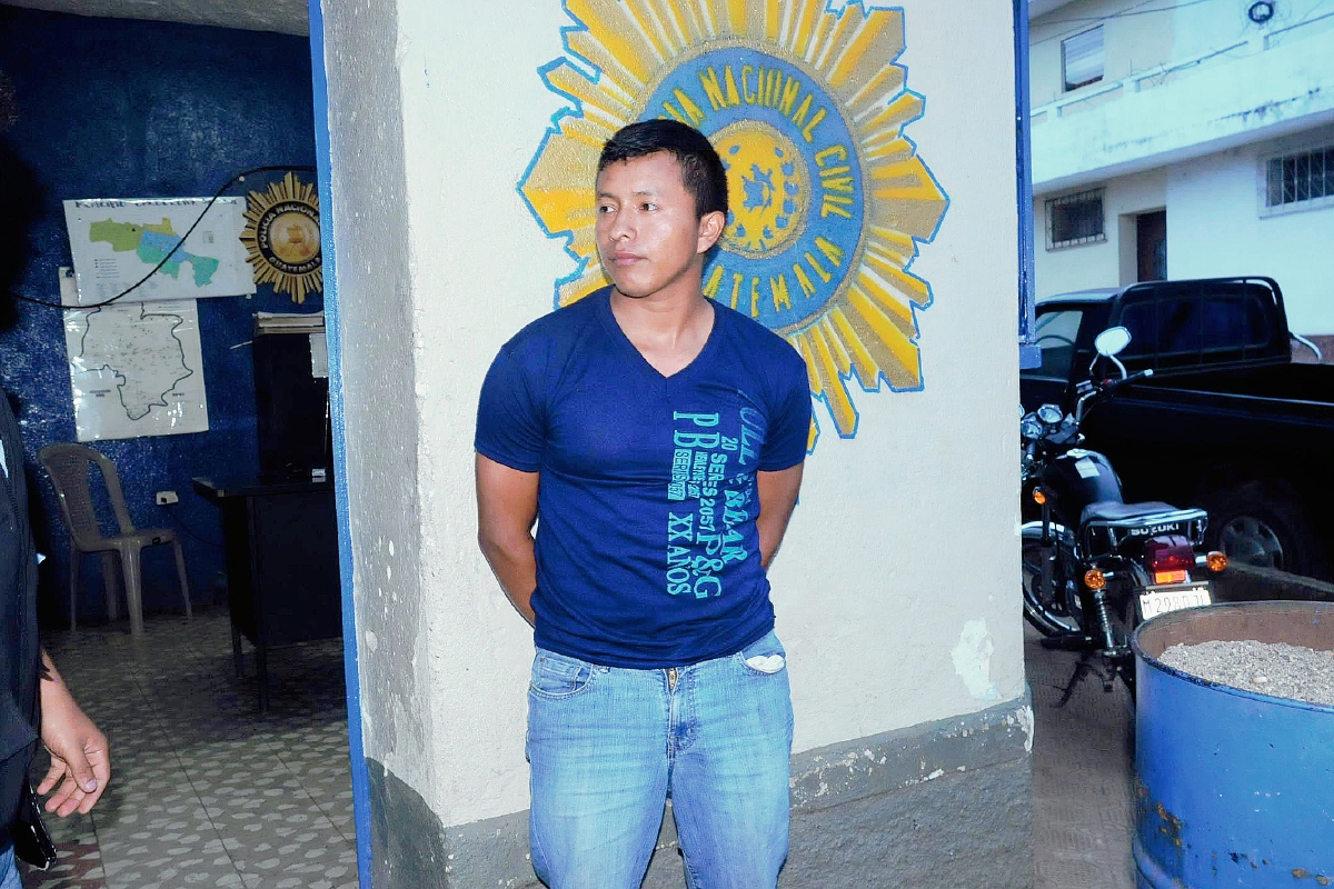 Élmer Daniel  Cochojay Contreras está en la subestación de laPNC,  en Barberena Santa Rosa. (Foto Prensa Libre: Oswaldo Cardona)