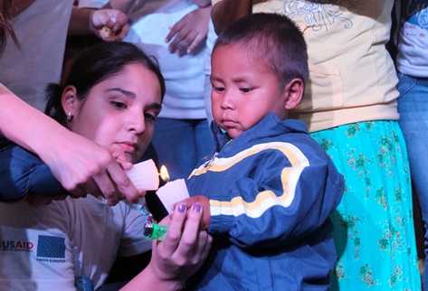 Nelson Nájera, de 3 años, quien sobrevivió a la desnutrición encedió la primera vela. (Foto Prensa Libre: Álvaro Interiano)