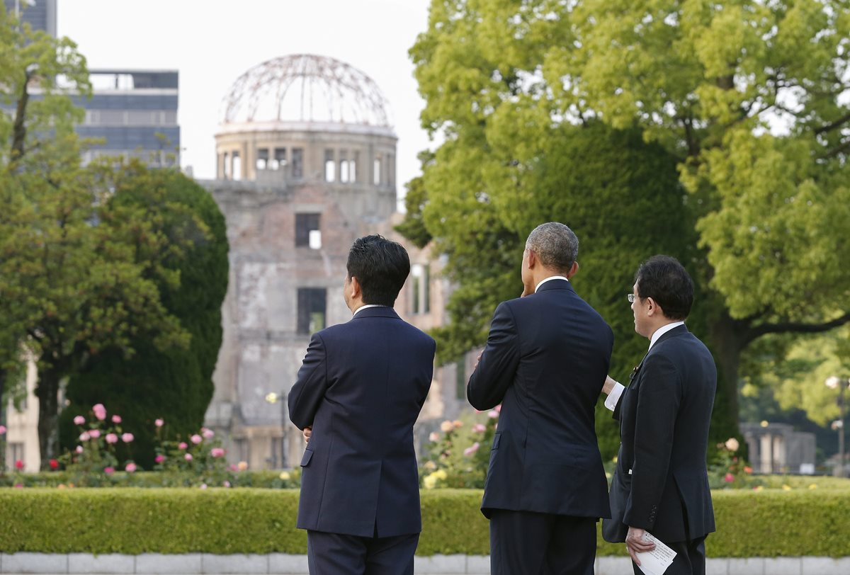 Barack Obama rindió este viernes homenaje a las víctimas de la primera bomba atómica. (Foto Prensa Libre: EFE)
