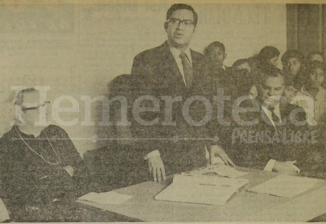 Alejandro Maldonado Aguirre como ministro de educación en 1970 a la izquierda aparece Mons. Juan Gerardi, Obispo de la Verapaz. (Foto: Hemeroteca PL)