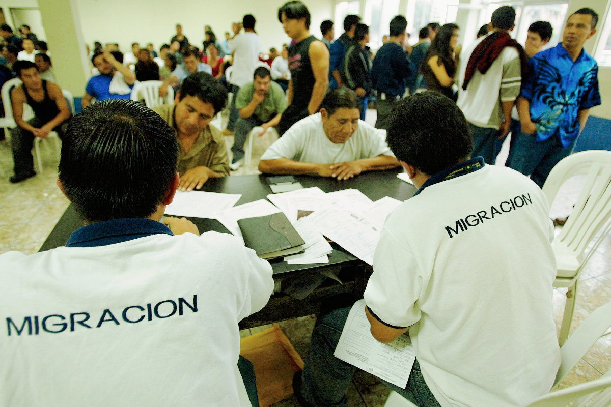 Cada año aumenta el número de deportados desde Estados Unidos y desde México. (Foto Prensa Libre: Hemeroteca PL).