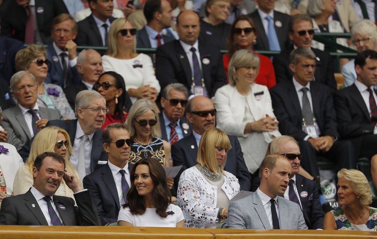 El príncipe William y Kate, duquesa de Cambridge, disfrutaron del partido de Federer y Cilic. (Foto Prensa Libre: AP)