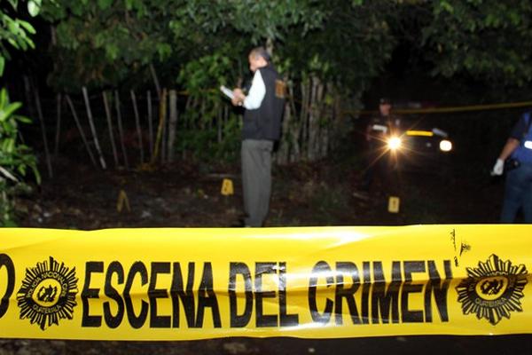 Peritos del Ministerio Público recaban evidencias en la escena del crimen. (Foto Prensa Libre: Rolando Miranda).