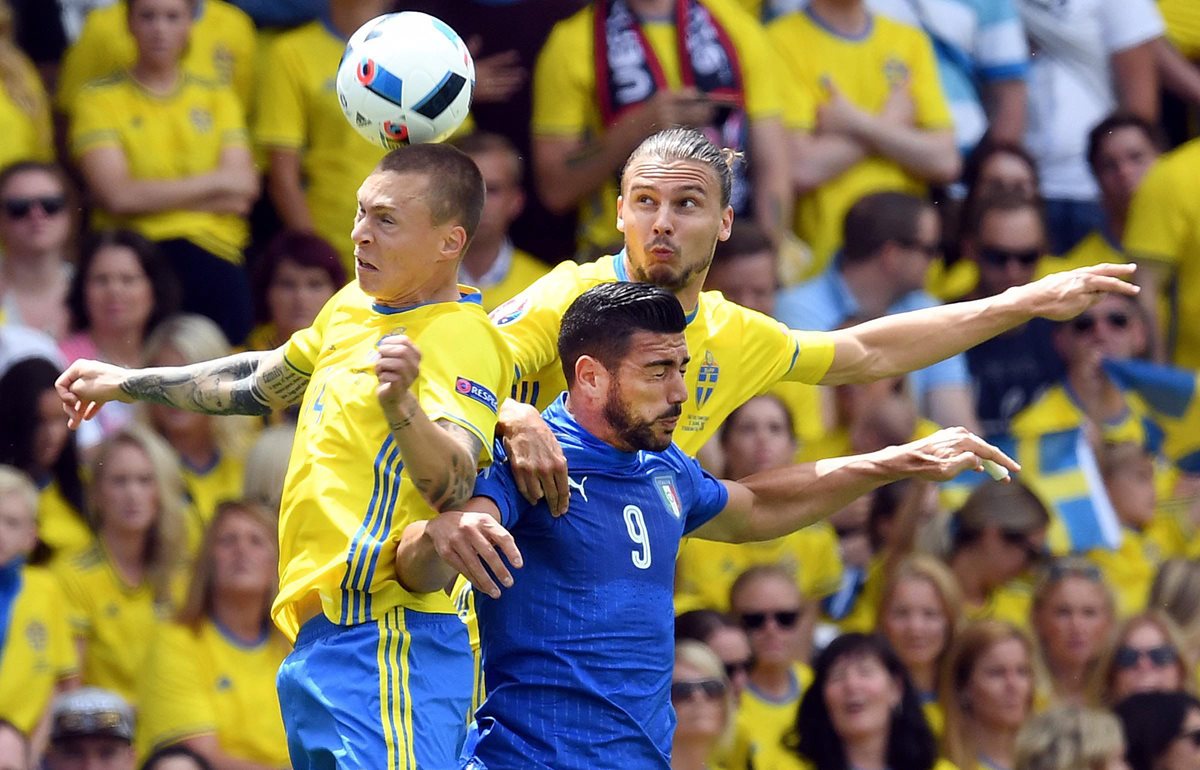 Acción durante el partido entre Italia y Suecia. (Foto Prensa Libre: EFE)