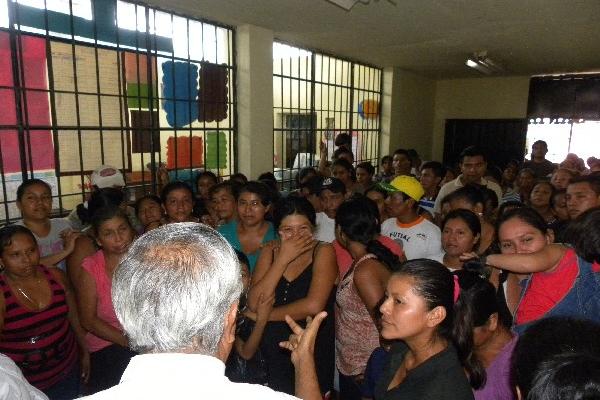 Padres de estudiantes piden a supervisor de Educación la destitución de una docente.