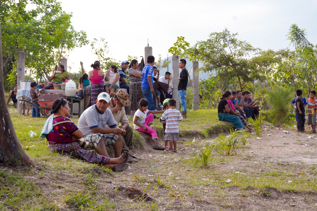 Familias afectas por la construcción de la hidroeléctrica Chixoy que no fueron beneficiadas en el primer desembolso, serán favorecidas el 19 de este mes. (Foto Prensa Libre: Carlos Grave)