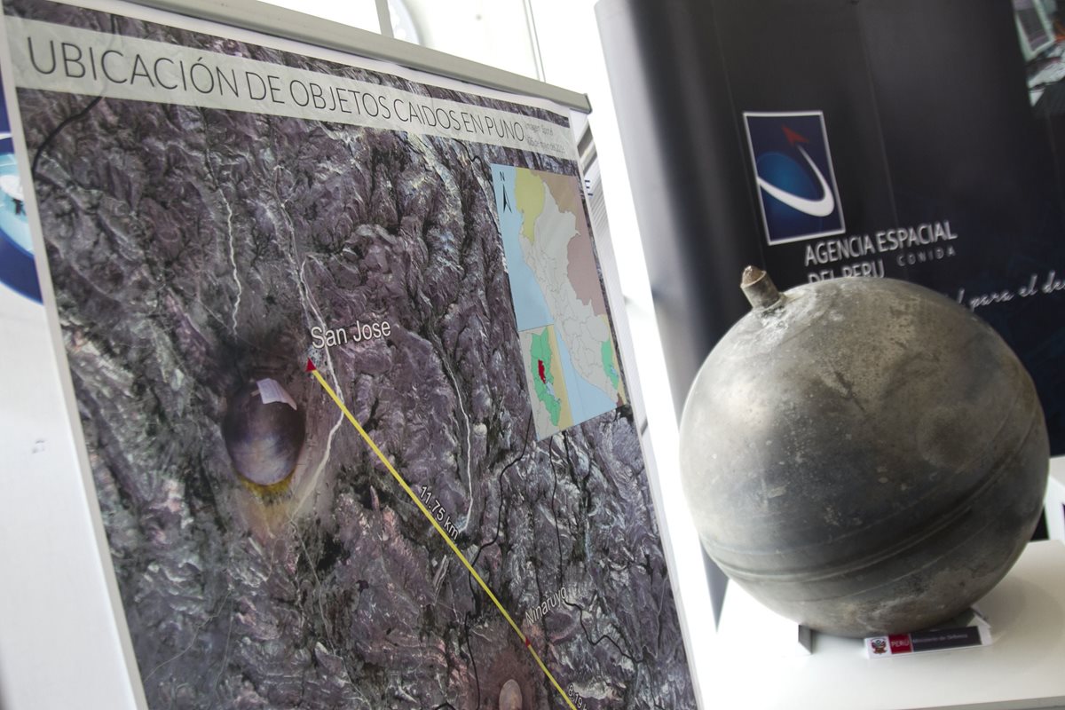 Detalle del mapa que indica donde fueron encontradas las esferas metálicas que cayeron el pasado 27 de enero en la región sur andina de Puno. (Foto Prensa Libre: EFE)