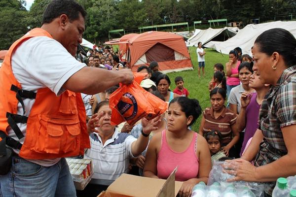 La Conred entrega la ayuda a los damnificados por los sismos en Santa Rosa. (Foto Prensa Libre: Oswaldo Cardona)