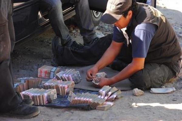 Agentes del Ministerio Público cuentan el dinero incautado en Zacapa. (FOTO Prensa Libre: Victor Gomez)<br _mce_bogus="1"/>