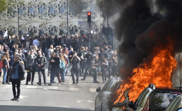 Manifestantes protestan contra la reforma laboral en París.(EFE).