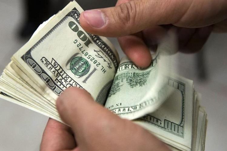 Dos exagentes policiales robaron más de US$30 mil —imagen de referencia—. (Foto Prensa Libre: HemerotecaPL)