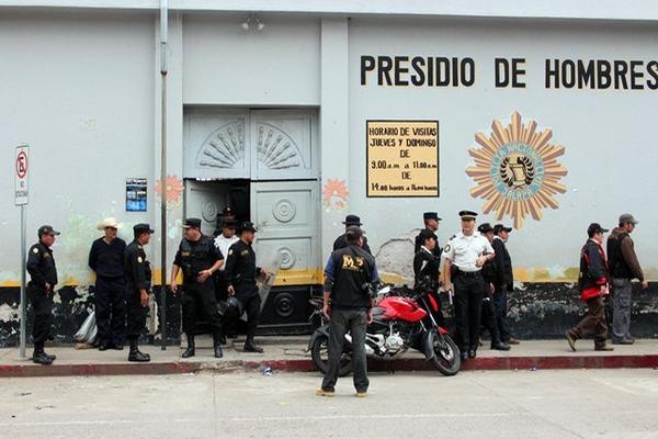 Autoridades realizan requisa en cárcel para hombres de la ciudad de Jalapa. (Foto Prensa Libre: Hugo Oliva)<br _mce_bogus="1"/>