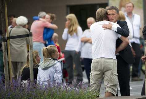El primer ministro noruego, Jens Stoltenberg- derecha-, junto a los parientes de las víctimas de la matanza del viernes, en Sunvold, Noruega.(EFE)