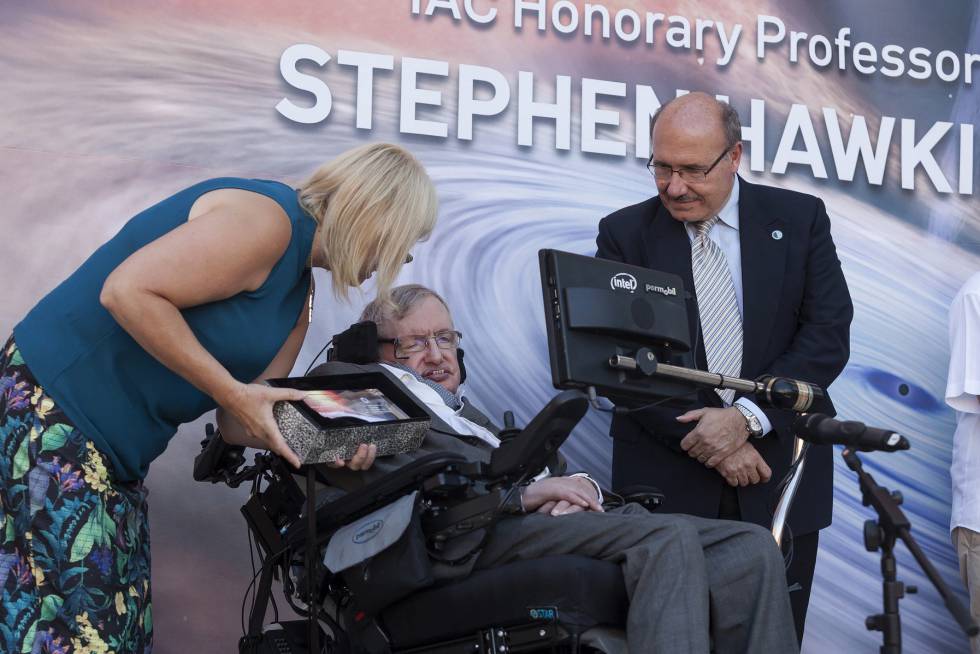 El físico británico Stephen Hawking junto al director del Instituto de Astrofísica de Canarias. (Foto Prensa Libre: EFE)