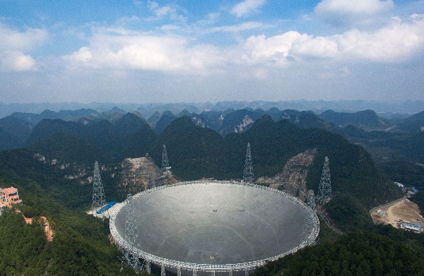 El Telescopio de Radio Esférico de Apertura se localiza en Pingtang, China. (AFP).