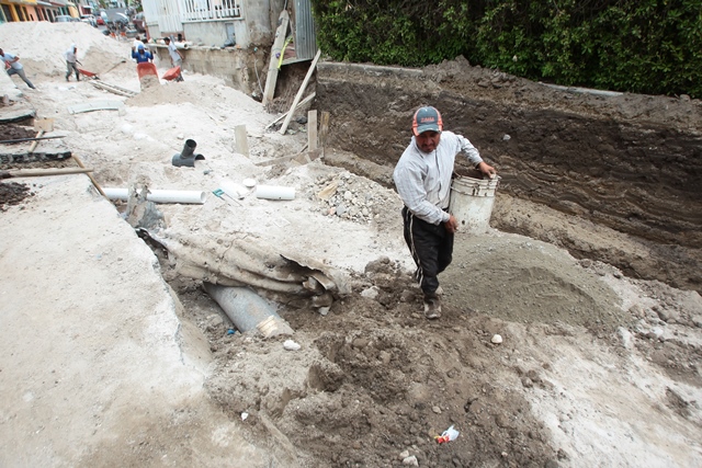 Hundimiento formado porque la tubería metálica está corroida y el agua se filtra en el suelo. (Foto Prensa LIbre: Roberto Morales)
