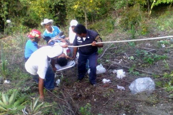 <strong>Bomberos Municipales Departamentales de Chicamán trasladan a los heridos hacia el Hospital Nacional de Uspantán. (Foto Prensa Libre: Óscar Figueroa).</strong>