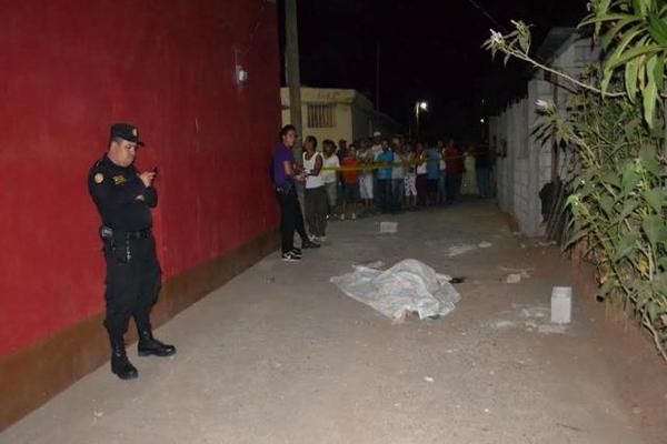 La víctima mortal fue identificada como Mario Alexander Rivas Castellanos. (Foto Prensa Libre: Hugo Oliva)