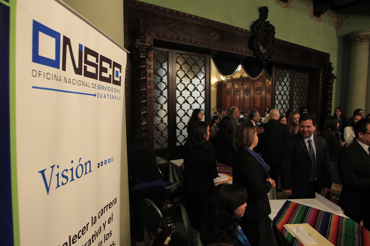 Representantes de varias instituciones del Estado participan en el lanzamiento de la plataforma digital de la Onsec. (Foto Prensa Libre: Edwin Bercián)