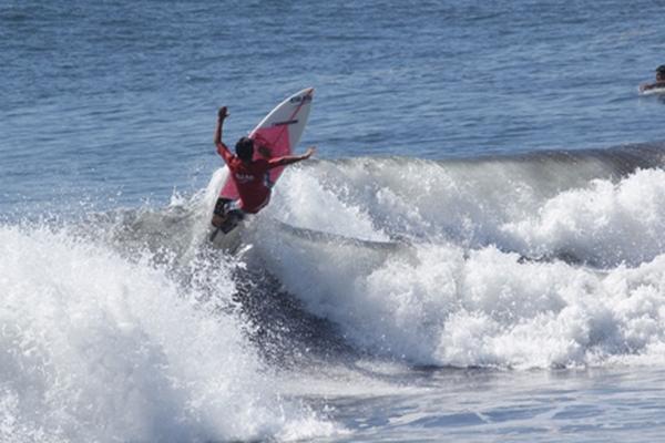 Los surfistas dominaron las olas. (Foto Prensa Libre: cortesía ASOSURF)