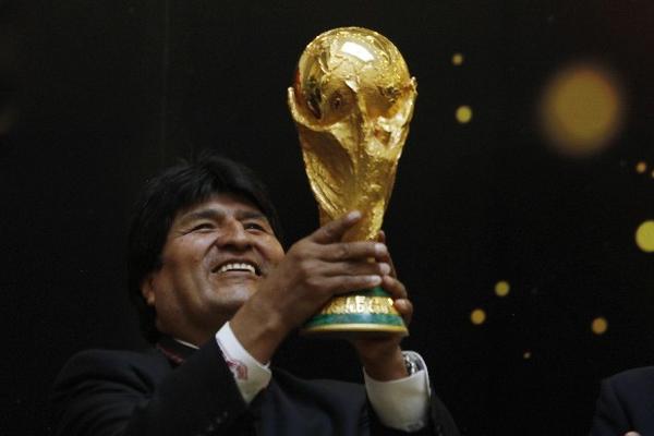 El presidente de Bolivia, Evo Morales, levantó la Copa del Mundo. (Foto Prensa Libre: AP)