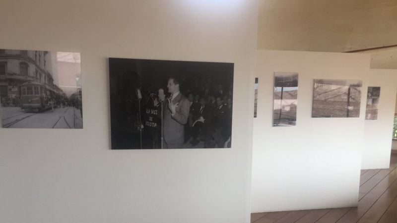 La Red de Bibliotecas Públicas de Bogotá (Biblored) presenta durante todo abril una colección de fotos de Sady Gonzalez, considerado el "fotógrafo del Bogotazo".