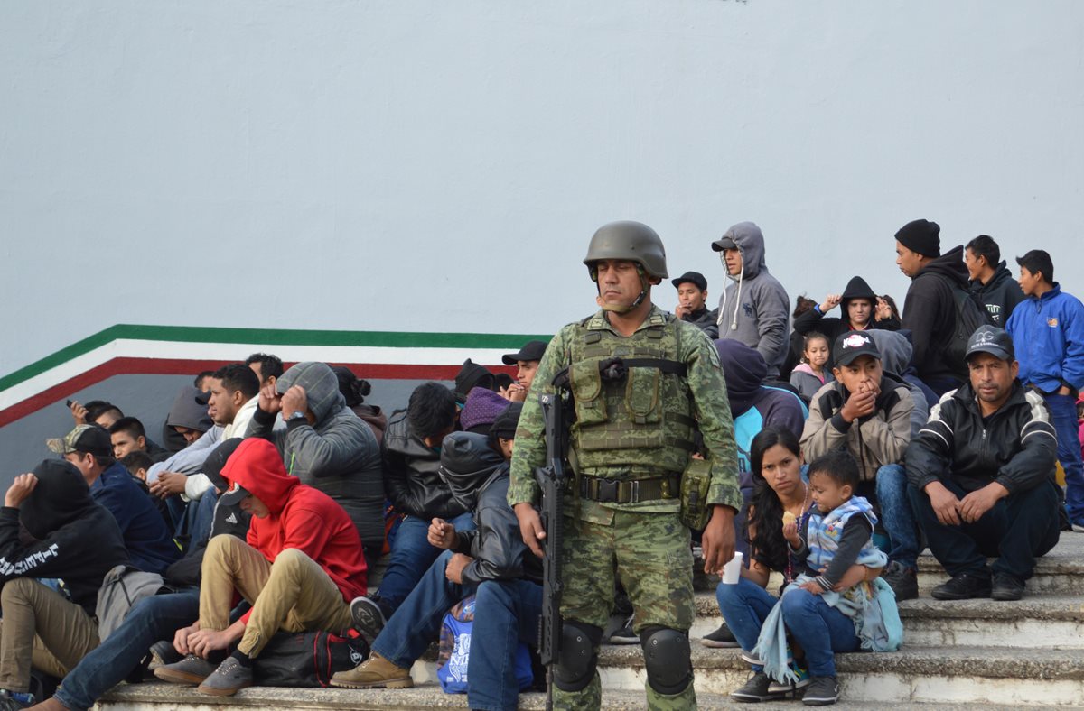 La semana pasada en Tamaulipas, México. Las autoridades mexicanas rescataron a un total de 301 migrantes centroamericanos que eran transportados en precarias condiciones. (Foto Prensa Libre: EFE)