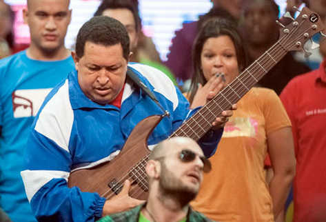 Chávez sostiene una guitarra durante un acto de campaña presidencial en Caracas, junto a diversos grupos juveniles sociales que respaldan al Gobierno. (Foto Prensa Libre: EFE)