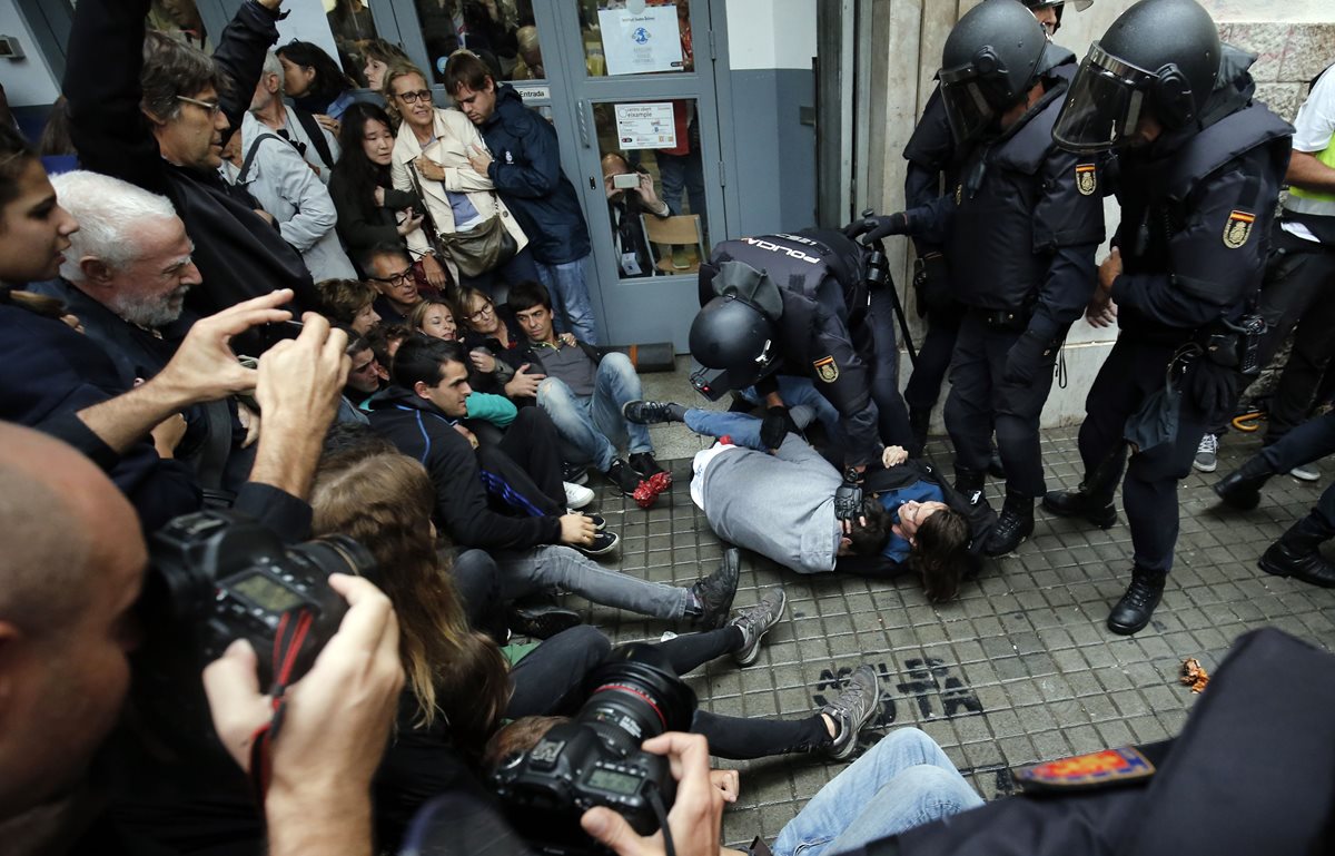 Policía española reprime a votantes catalanes en Barcelona.(Foto Prensa Libre: AFP).