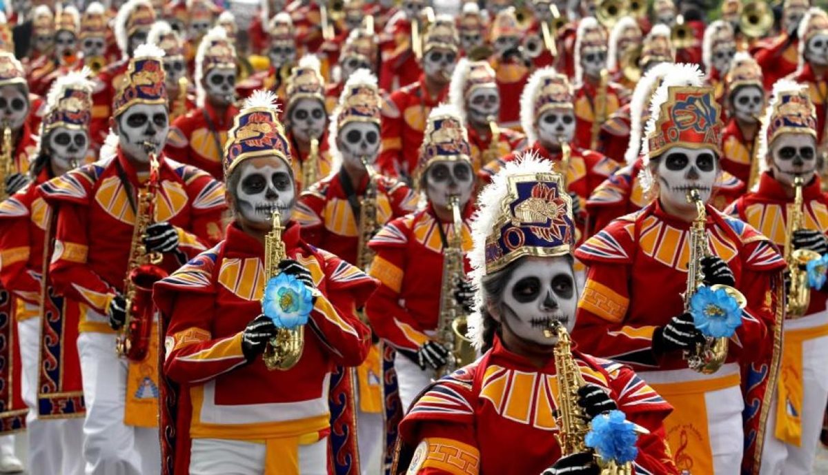 En México se conmemora el Día de muertos con un colorido desfile. (Foto Prensa Libre:AFP)