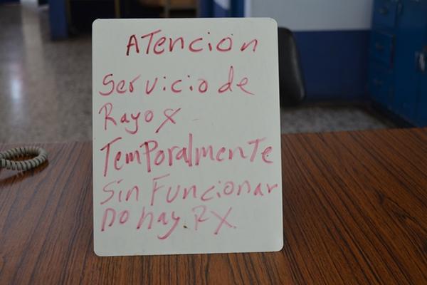 Un rótulo improvisado anuncia que no hay servicio de rayos X en el Hospital Nacional de Retalhuleu. (Foto Prensa Libre: Jorge Tizol)