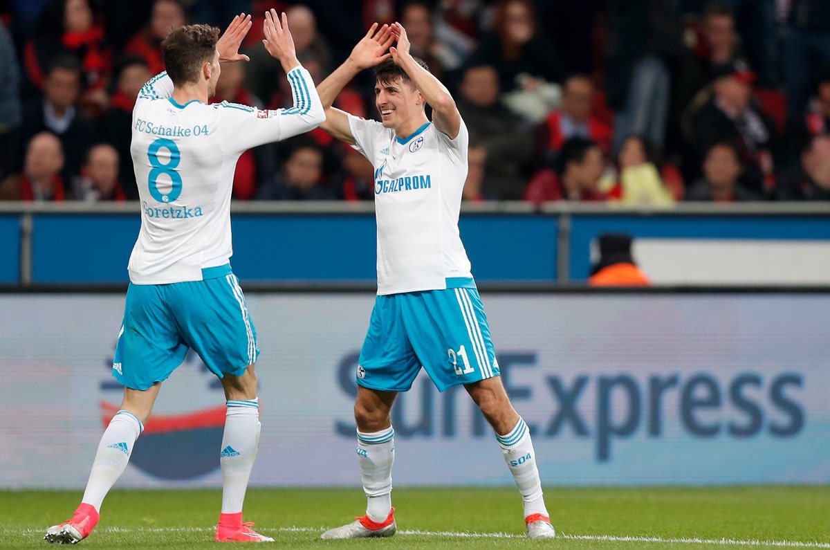 Leon Goretzka (8) y Alessandro Schoepf (21) celebran una de las anotaciones del Schalke contra el Bayer Leverkusen. (Foto Prensa Libre: EFE)
