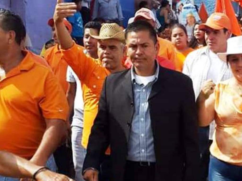 Diter Obdulio Ramírez Reyes –de saco negro- fue candidato a la alcaldía, en las elecciones anteriores, por el Partido Patriota. (Foto Prensa Libre: Hemeroteca PL).