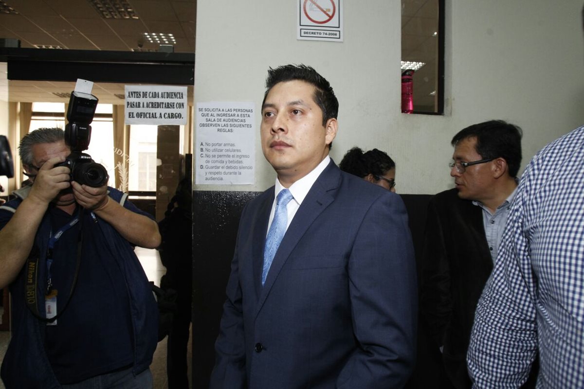 Mario Cano, el exabogado de la exvicepresidenta, Roxana Baldetti, se presenta al Juzgado de Mayor Riesgo B. (Foto Prensa Libre: Paulo Raquec)