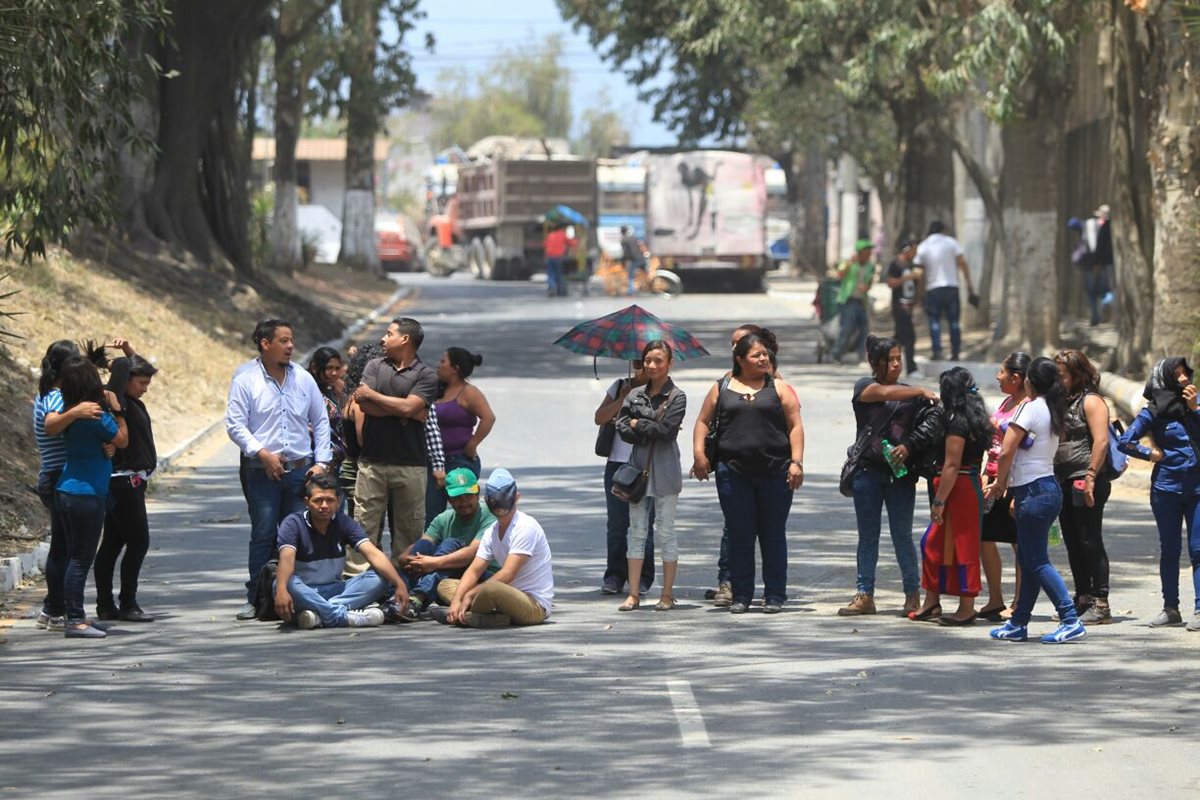 Trabajadores de recicladora de plástico protestan para exigir autorización para la reconstrucción. (Foto Prensa Libre: Esbin García)