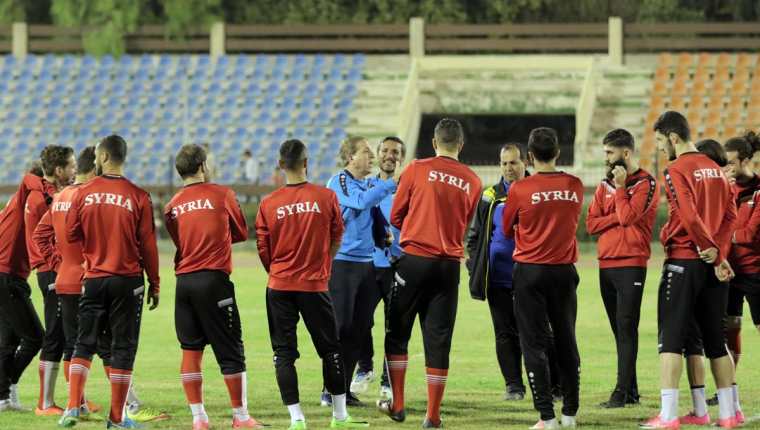 Los jugadores de la selección nacional de futbol de Siria durante una sesión de entrenamiento en Damasco, como preparación de la Copa Asiática 2019. (Foto Prensa Libre: EFE)