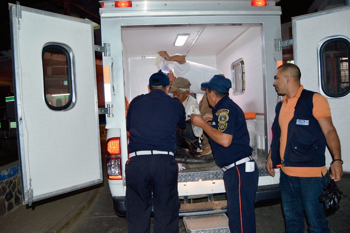 Los heridos son trasladados al hospital regional de Zacapa, luego de que fueran atacados con machete, en La Unión, Zacapa. (Foto Prensa Libre: Víctor Gómez)