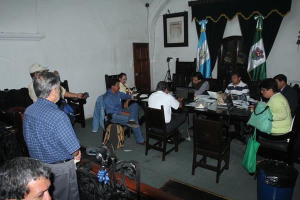 Representantes de  la sociedad    civil observan sesión del Concejo. (Foto Prensa Libre: Miguel López)