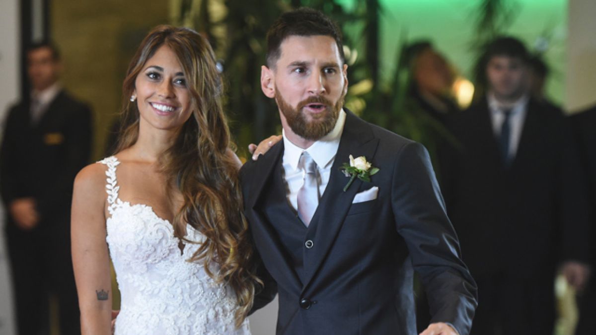 Lionel Messi y Antonella Roccuzzo, durante su boda en Rosario, Argentina. (Foto Prensa Libre: AFP)