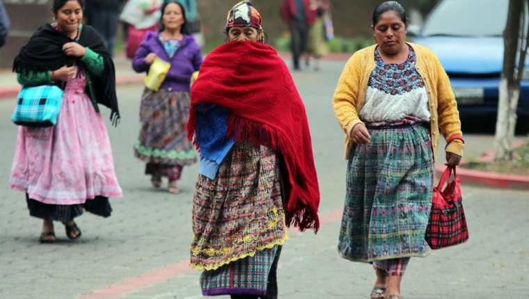 Algunas residentes de Xela salen a sus lugares de trabajo cubiertas con más prendas de lo habitual, debido al incremento del frío. (Foto Prensa Libre: Carlos Ventura)