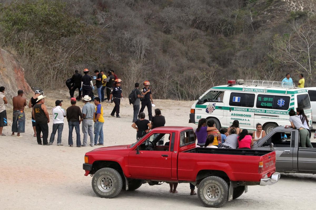 Lugar donde fueron localizados ambos cadáveres, en la aldea Río Grande, Sansare. (Foto Prensa Libre: Hugo Oliva).