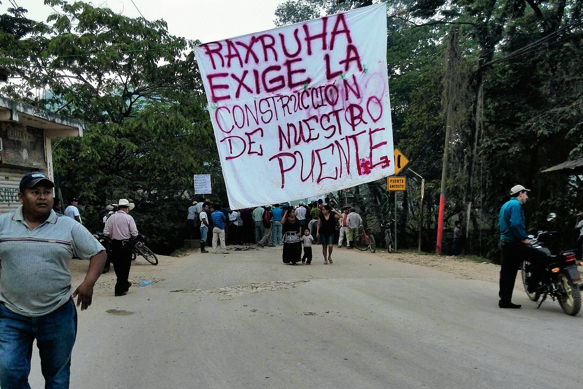 Vecinos de Raxruhá, Alta Verapaz, bloquean paso y exigen consturcción de un puente sobre el río San Simón. (Foto Prensa Libre: Eduardo Sam Chun)