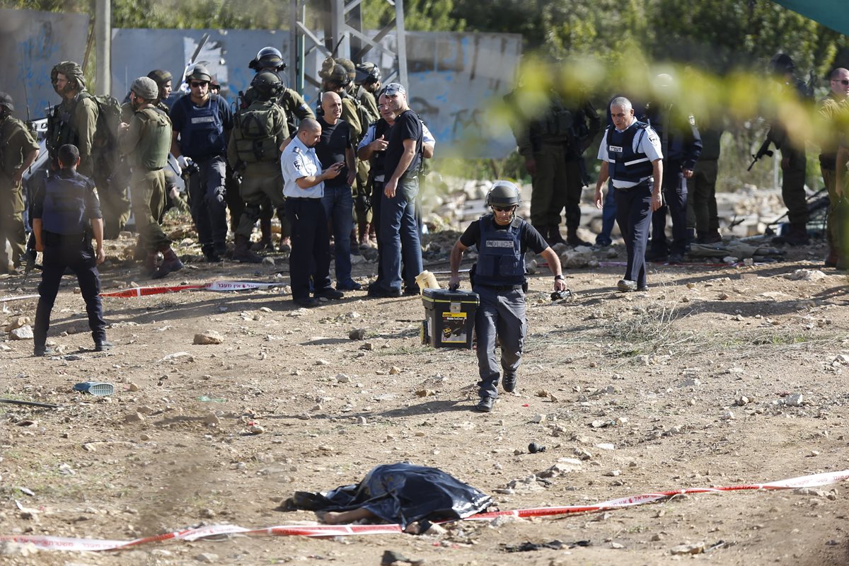 Fuerzas de seguridad <span class="hps">israelí</span> <span class="hps">cerca del cuerpo</span> <span class="hps">d</span><span class="hps">el atacante palestino en</span> <span class="hps">Hebrón</span><span>.( Foto Prensa Libre:AP).</span>