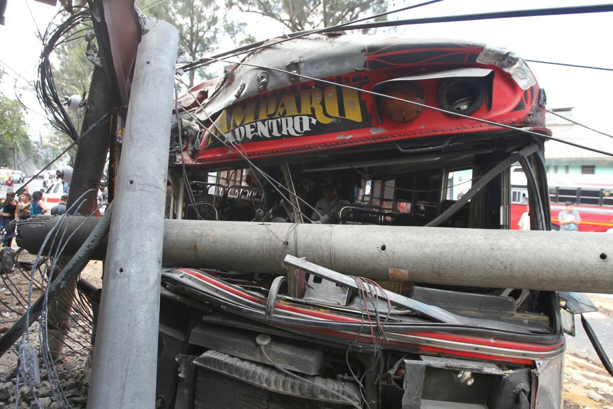Un accidente de bus que ocurrió en la zona 3 capitalina dejó un muerto y tres heridos. (Foto Prensa Libre: Eric Ávila)