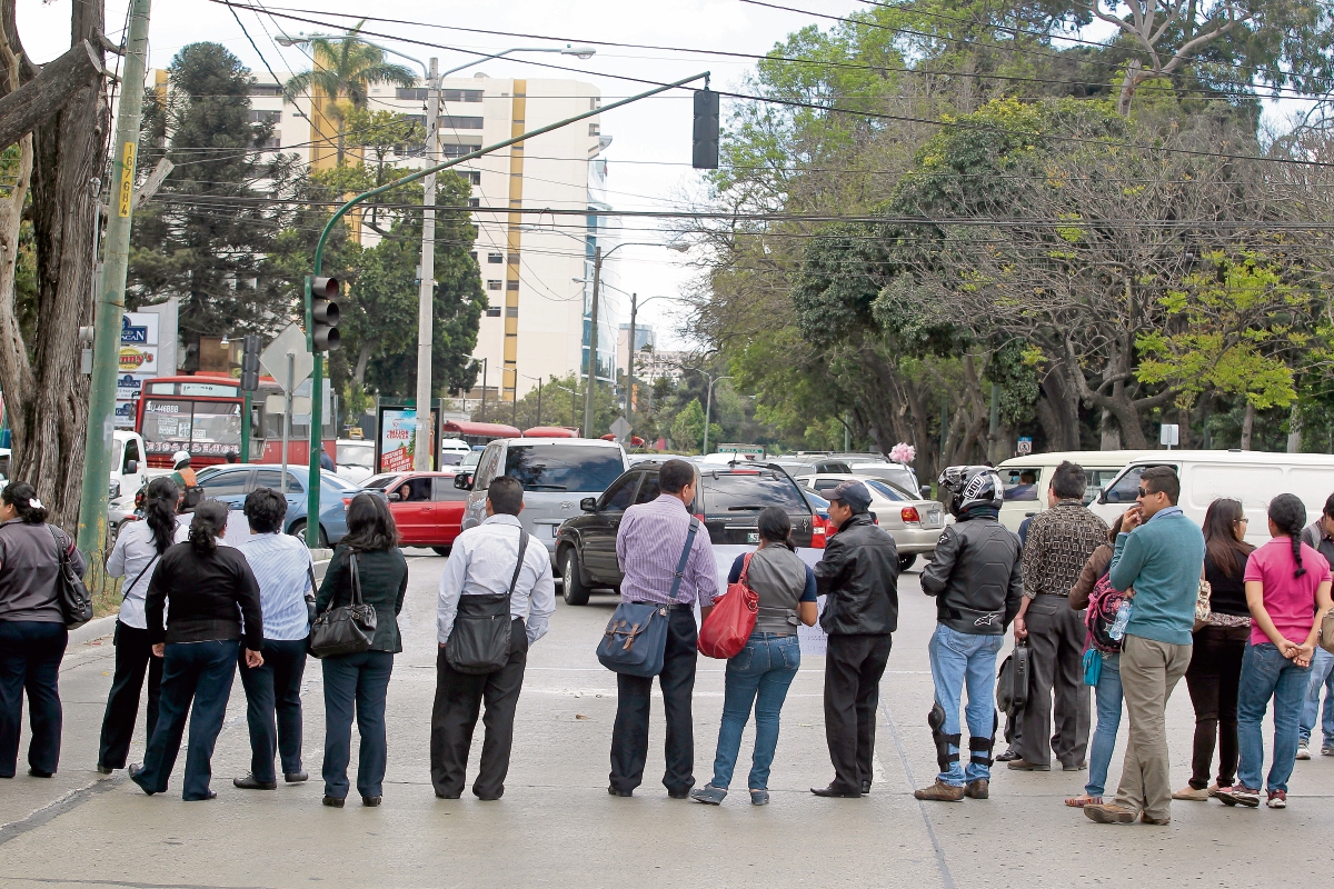 Un grupo  de maestros, protestan frente a las instalaciones del Ministerio de Educación. (Foto Prensa libre: Álvaro Interiano).